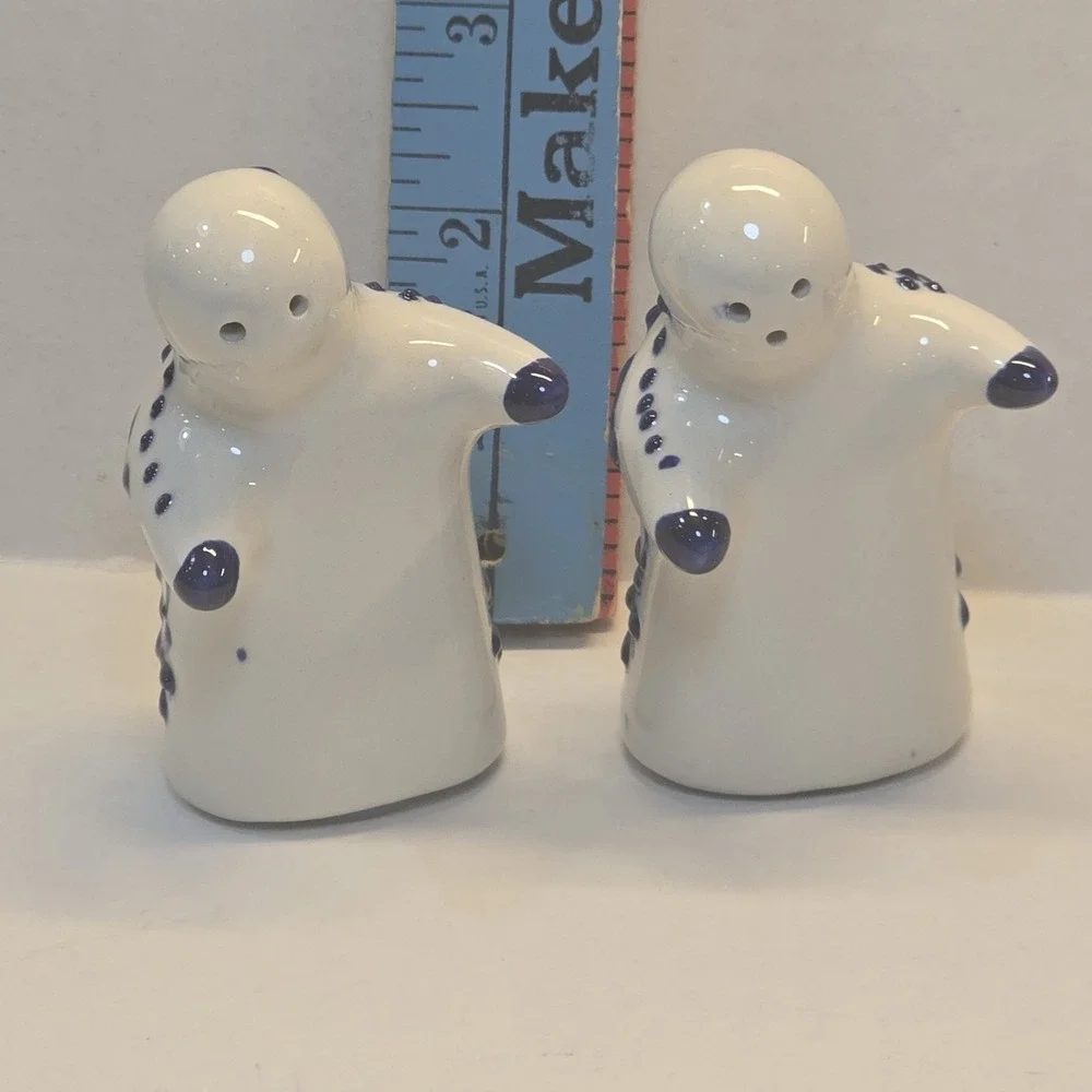 Hugging Salt And Pepper Shaker Set Ceramic Blue White Ghost Cottage Novelty Gift